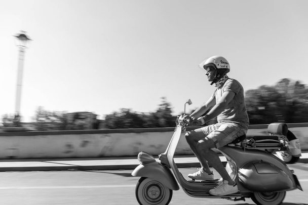 PESCANTINA, VERONA, ITALY, JUNE 23, 2019: motorcyclist driving his wasp, national gathering of the Vespa motorcycle - Foto, imagen