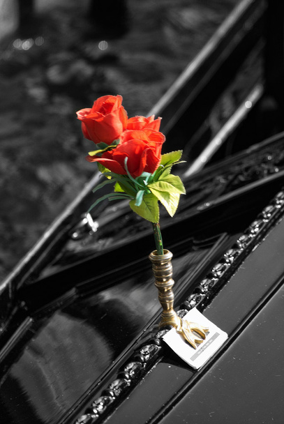 Gondole Bateau et roses rouges à Venise
 - Photo, image