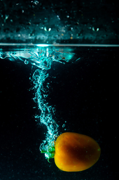 stříkající vodě rajče na černém pozadí  - Fotografie, Obrázek