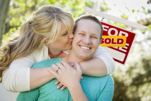 ευτυχισμένο ζευγάρι που πωλούνται στο μέτωπο σημάδι ακίνητων περιουσιών - Φωτογραφία, εικόνα