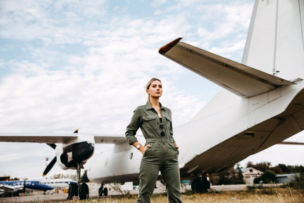 retrato de bela mulher piloto loira na frente do avião - Foto, Imagem
