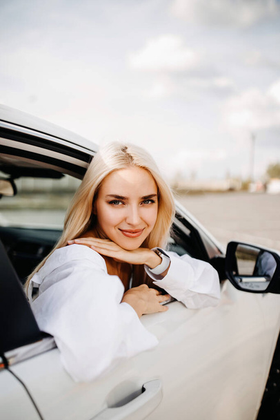 beautiful young woman looking out of car - Foto, afbeelding
