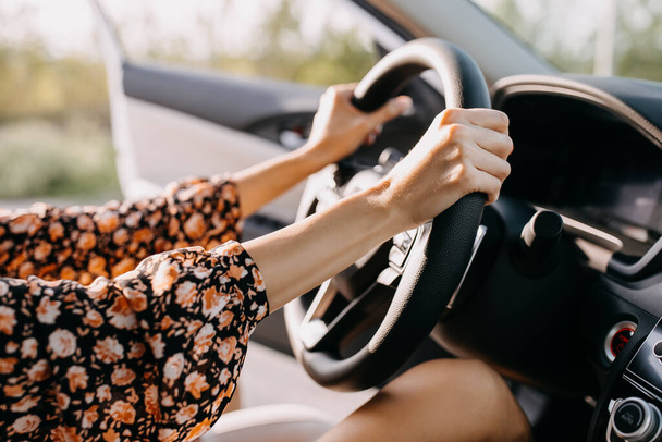 cropped shot of woman driving car - Foto, Bild