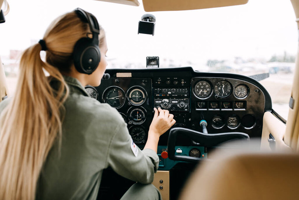 portret pięknej blondynki pilot siedzi w samolocie - Zdjęcie, obraz