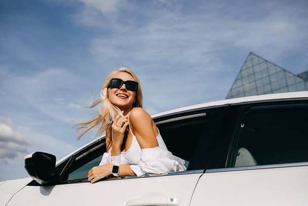 красива молода жінка дивиться з машини
 - Фото, зображення