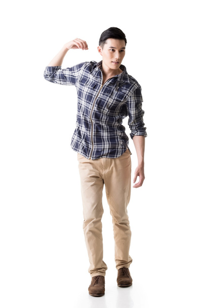 Азиатский молодой парень носить или принимать что-то
 - Фото, изображение
