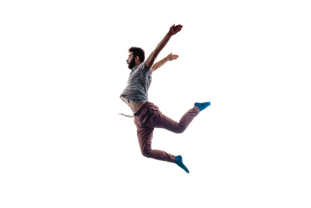 Karcsú atlétikai férfi, modern stílusú táncmozdulatokkal - Fotó, kép