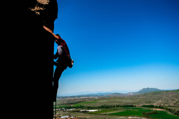 Альпинист поднимается на вершину горы - Фото, изображение