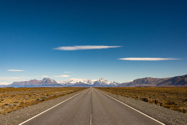 A long road crossing the border of Utah, USA, and Argentina - Fotoğraf, Görsel