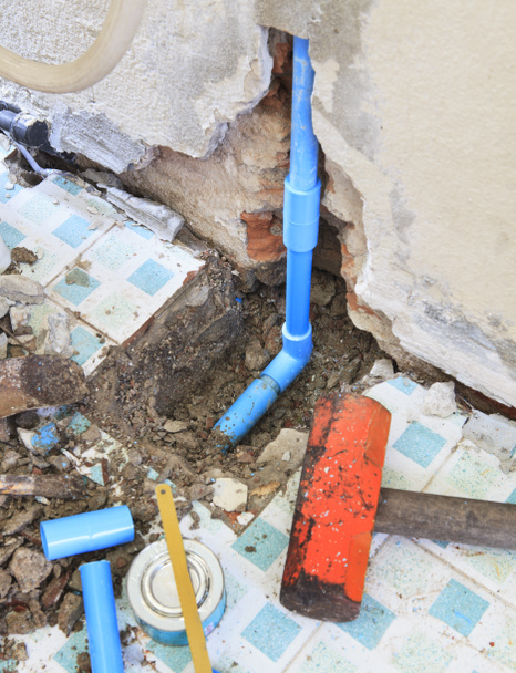 réparations de la maison tube de plomberie d'eau propre et marteau lourd et r
 - Photo, image