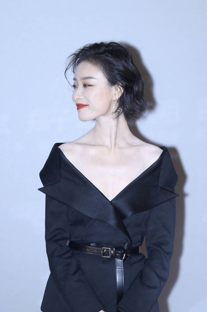 A atriz chinesa Nini participa de uma campanha promocional de seu novo filme "Shock Wave 2" em Pequim, China, 17 de dezembro de 2020. - Foto, Imagem