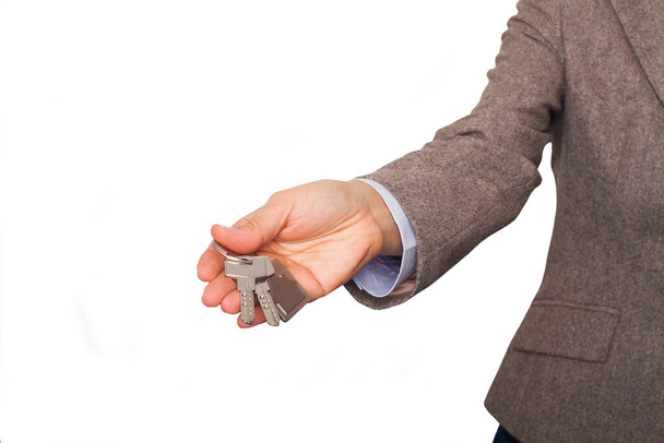 Молодая женщина-агент по недвижимости дает ключ от дома. - Фото, изображение