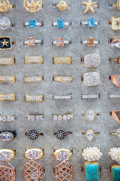 Gioielli anelli di diamanti e collane display in vetrina di lusso negozio al dettaglio - Foto, immagini