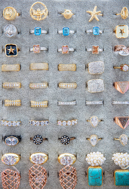 Joyería anillos de diamantes y collares en escaparate de lujo tienda minorista - Foto, imagen