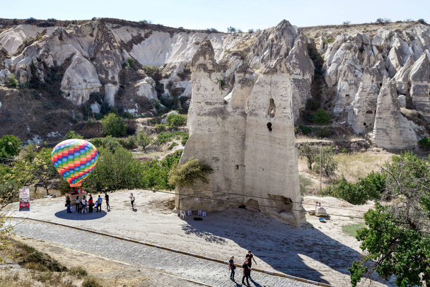 GOREME, TURKEY - Október 4, 2020: Ez egy turisztikai központ, közelében található az egyik ősi barlangi kőházak. - Fotó, kép
