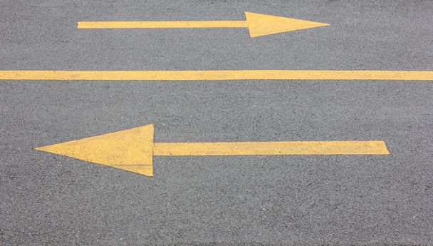 Žlutá šipka doprava a doleva na asfaltovou silnici steert - Fotografie, Obrázek