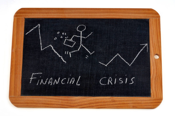 Koncept finanční krize s podnikatelem přejíždějícím po grafu nakresleném na školní tabuli - Fotografie, Obrázek