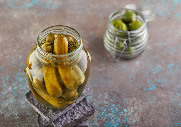 Concept de nourriture en conserve végétarienne fermentée. Concombres marinés, olives dans des pots en verre. Le concept d'aliments en conserve. - Photo, image