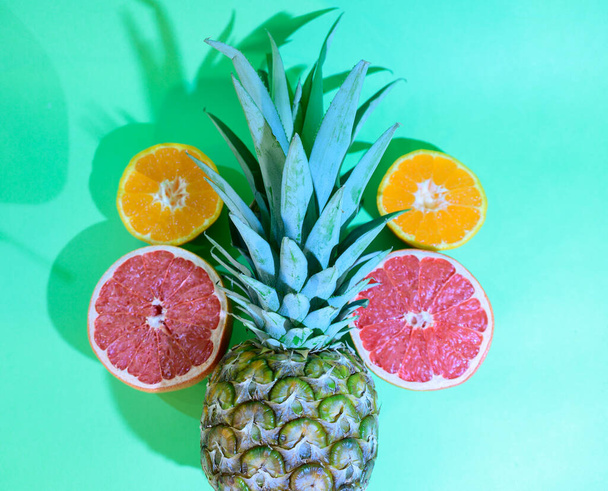 verse rijpe ananas met sinaasappel en grapefruit, van dichtbij bekeken  - Foto, afbeelding