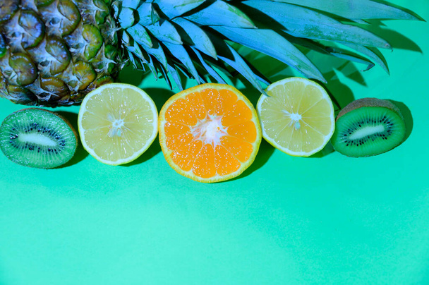 piña fresca madura con naranja y kiwi y limón, vista cercana  - Foto, Imagen