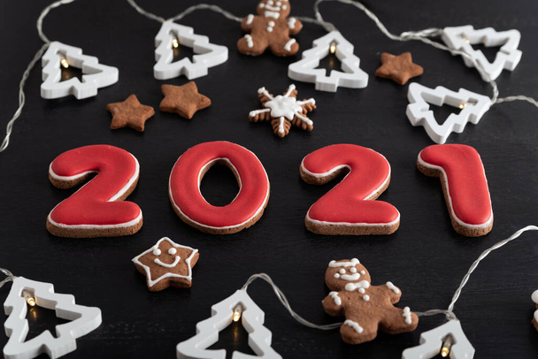 Zencefilli bisküvilerden 2021 numara şekerli krema. Kar taneleri, yıldızlar, zencefilli ekmek adam ve çelenk. - Fotoğraf, Görsel