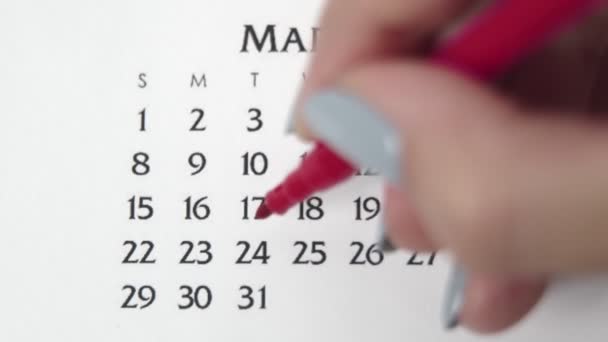 Жіночий день кола в календарі з червоним маркером. Основи бізнесу Настінний календар Планувальник і Організатор. 24-й МАРЧ
 - Кадри, відео