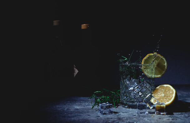 Gin Tonic with a splashing ice cube - Foto, Bild