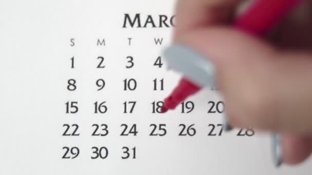 Kobiecy dzień kółka w dniu kalendarzowym z czerwonym markerem. Podstawy biznesu Kalendarz ścienny Planer i Organizator. 25 marca. - Materiał filmowy, wideo