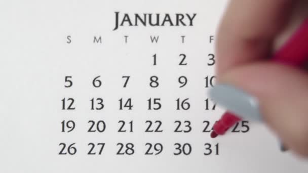 Giorno di cerchio di mano femminile in data di calendario con un marcatore rosso. Business Nozioni di base Wall Calendar Planner e organizzatore. 31 GENNAIO - Filmati, video