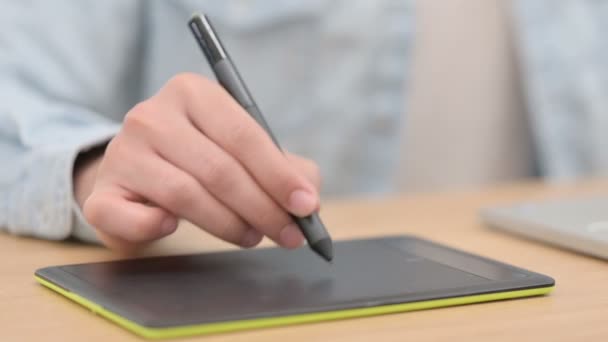 Diseño manual en tableta gráfica con lápiz óptico, primer plano - Metraje, vídeo
