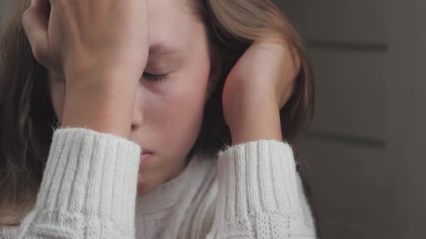 A tinédzser a test hormonális zavarainak hátterében tapasztal. A családi életvitel és az iskolai problémák nyomást gyakorolnak a fejletlen idegrendszerre. - Felvétel, videó