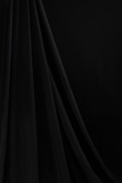 Rideau noir drapé vague avec éclairage studio, Fond d'écran Texture Détail de la lumière et de l'ombre, écran d'ouverture de scène pour la performance et la musique - Photo, image