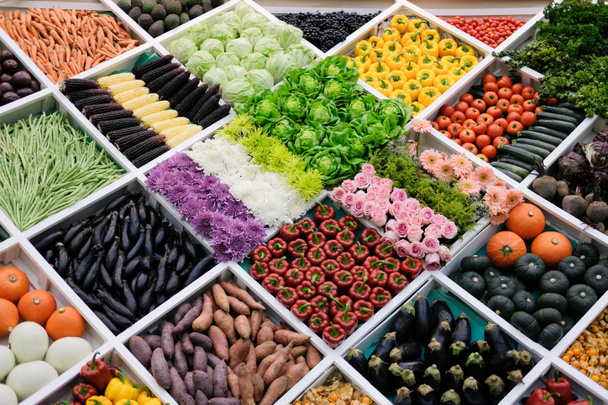frutas de flores vegetales en el estante en el mercado. productos agrícolas en venta - Foto, imagen