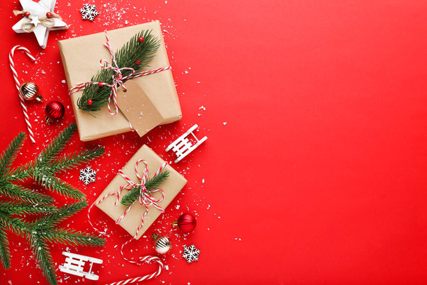 Gift boxes with ornaments on red background - Foto, Imagem