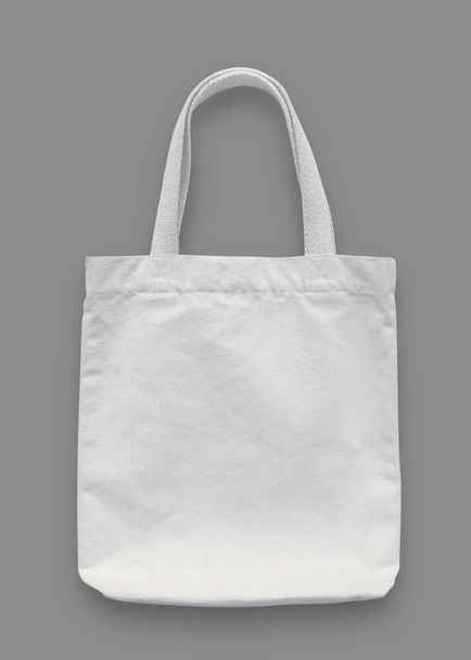 Bolso de mano maqueta, tela de tela de algodón blanco para eco bolsa de compras maqueta en blanco plantilla aislada sobre fondo gris (camino de recorte) - Foto, imagen