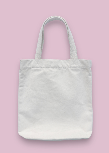 Bolso de mano mockup tela de tela de algodón blanco para eco hombro bolso de compras maqueta en blanco plantilla aislada sobre fondo rosa pastel (camino de recorte) - Foto, imagen