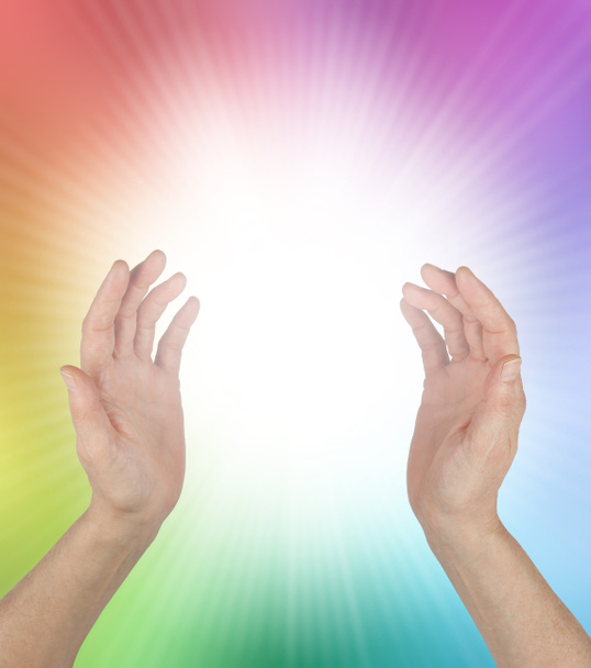Genezing Regenboog Energie Fenomenon en Wit Licht - vrouwelijke handen met een heldere witte bol tussen en regenboog gekleurde aura met kopieerruimte - Foto, afbeelding