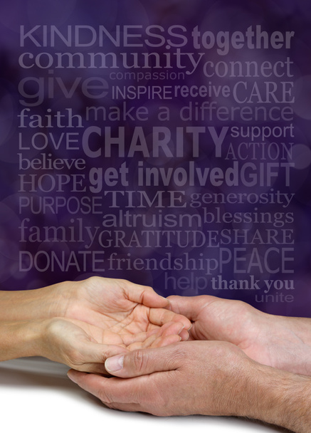 Slova spojená s Charity and Sharing Word Cloud - ženské ruce sevřené v mužských rukou pod bledým CHARITY slovo mrak proti fialové pozadí bokeh - Fotografie, Obrázek