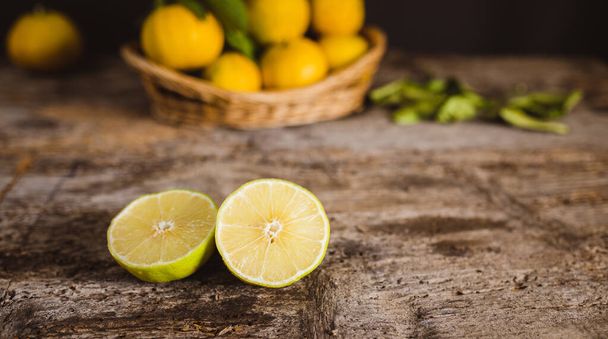 friss citrom a fa asztalon  - Fotó, kép