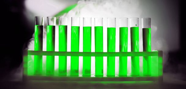 Tesztcső üveg túlcsordulások új folyékony oldat káliumkék végez elemzési reakció vesz különböző változatban reagensek segítségével kémiai gyógyszeripari rák gyártás  - Fotó, kép