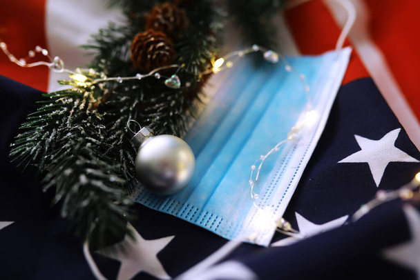 Feliz Navidad y Feliz Año Nuevo. Bonita tarjeta con bandera americana. Felicitaciones a los seres queridos, familiares, familiares, amigos y colegas. - Foto, Imagen