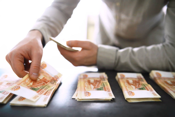 "Ötezer rubel" feliratú bankjegyek. Orosz pénz névérték ötezer rubel. Az orosz rubel közelsége. A pénzügy fogalma.A pénz háttere és szerkezete - Fotó, kép