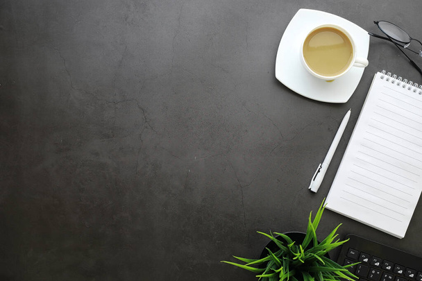 Irodai asztali háttér egy csésze kávé és íróeszközök. Menedzser asztal, toll, jegyzetfüzet. - Fotó, kép