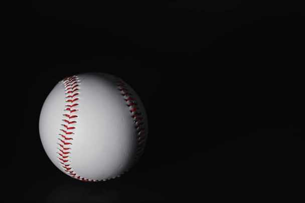 Amerikanisches traditionelles Sportspiel. Baseball. Konzept. Baseballball und Schläger auf einem Tisch. - Foto, Bild