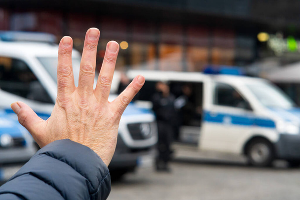 Ne gesztikulálj! Férfi kéz segítséget kér a rendőrségtől. Az új információkra és jogokra való szelektív összpontosítás - Fotó, kép