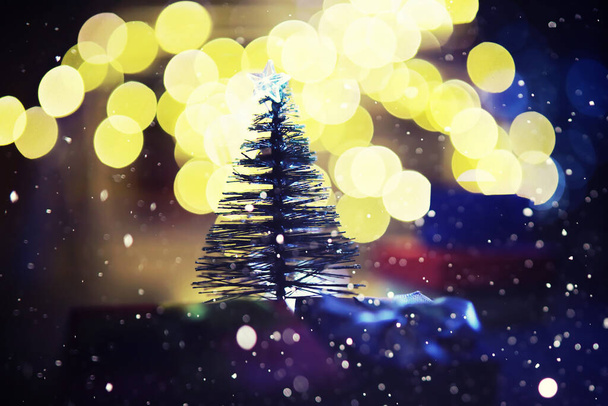 Χριστούγεννα και Πρωτοχρονιά διακοπές φόντο αντίγραφο χώρο. Χειμερινές διακοπές φόντο με παγωμένο έλατο, φώτα glitter, bokeh - Φωτογραφία, εικόνα
