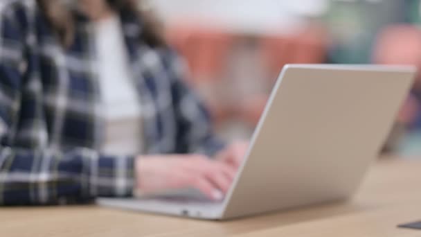 Kobieta robi Hand Shake Gesture podczas korzystania z laptopa, zbliżenie - Materiał filmowy, wideo