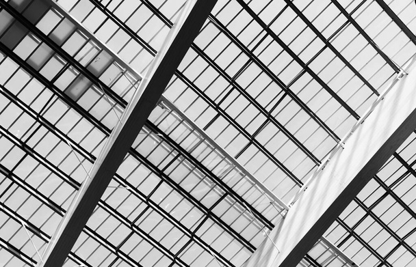Στέγη και πλαστικά φεγγάρια του κτιρίου. Dome φεγγίτες από ημιδιαφανή πολυκαρβονικά φύλλα. Αρχιτεκτονική εσωτερικών χώρων. Σύγχρονη δομή οροφής κτιρίου. Βιώσιμο κτίριο. Ελαφριά οροφή. - Φωτογραφία, εικόνα