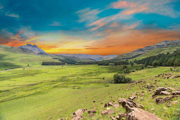 Piękny wąwóz w dolinie Drakensberg wysoko w górach w Kwazulu Natal RPA - Zdjęcie, obraz