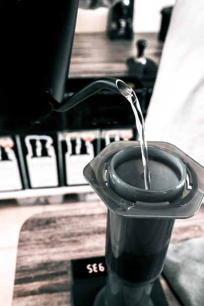 kávékészítés részeként forró vizet öntenek - Fotó, kép